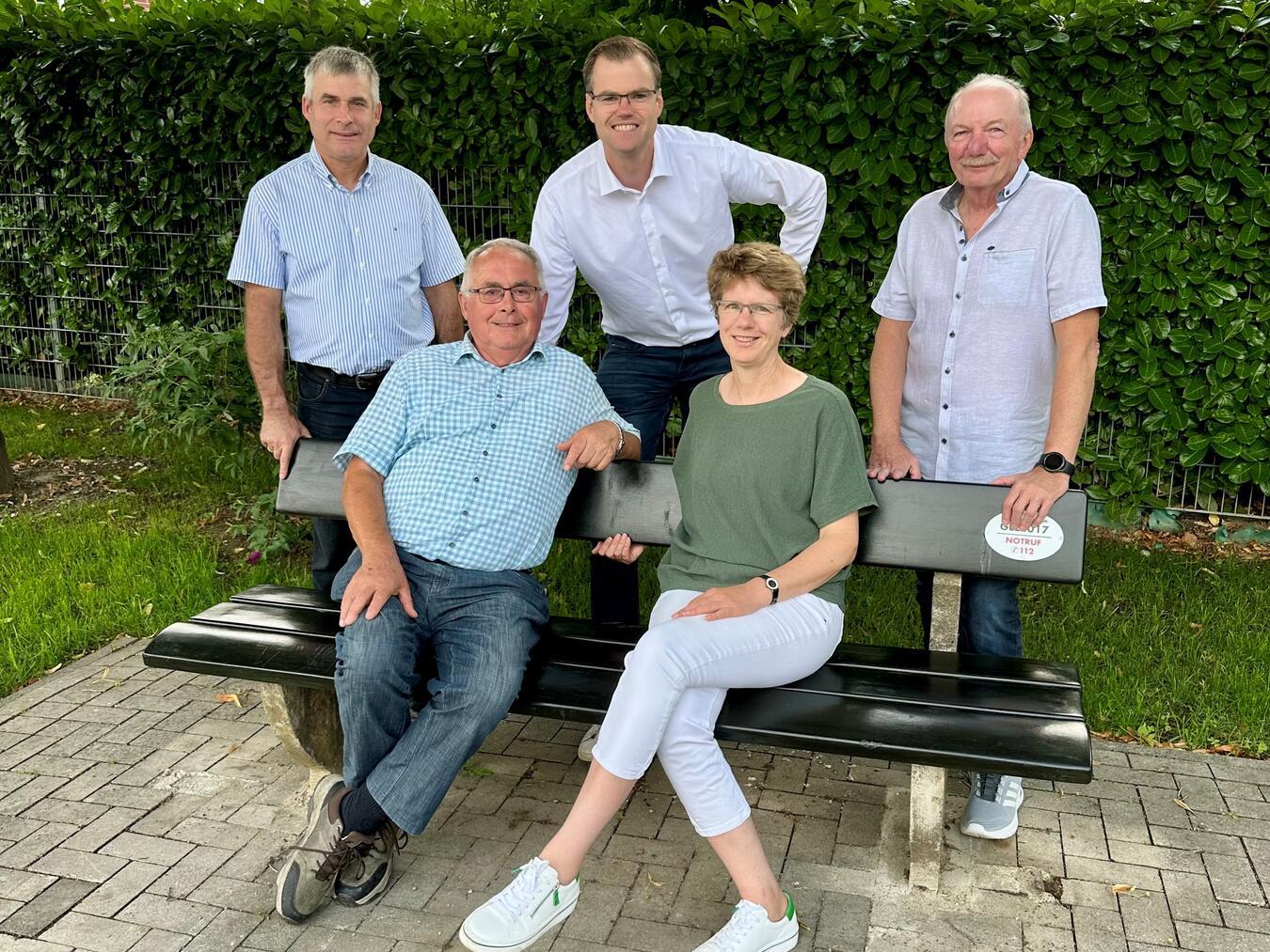 Von der Qualität der Parkbank überzeugten sich auch die Mitglieder des Ortsverbandes bei einem Rundgang. Foto: CDU Veert