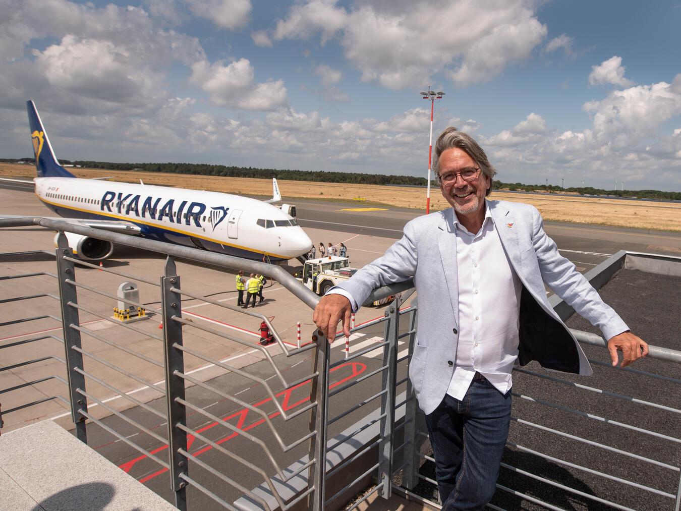 Von dieser Terrasse hat Holger Terhorst einen guten Überblick über das Geschehen auf dem Rollfeld des Airport Weeze. Fotos (3): mvo