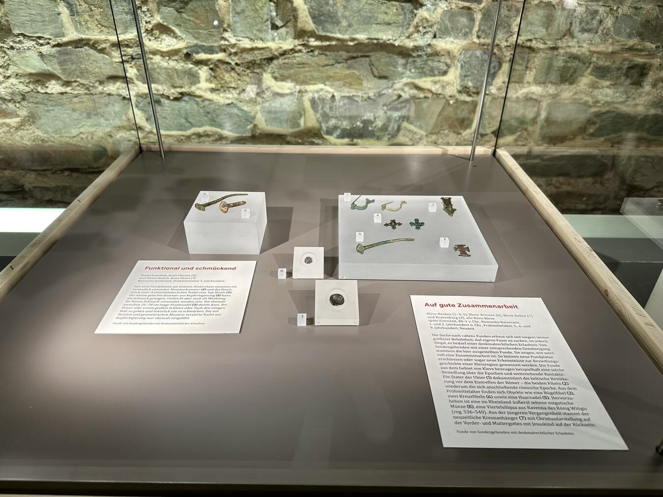 Wanderausstellung zeigt neue Funde aus der Erdgeschichte Von ehrenamtlichen Sondengehenden wurden diese Objekte in Kleve und Kranenburg gefunden.