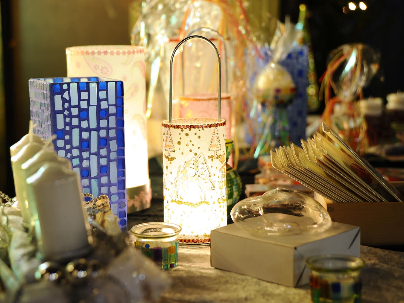 Von handgemachten Kleinigkeiten bis hin zu außergewöhnlichen Geschenkideen ist für jeden etwas dabei. Und der Nikolaus ist auch wieder zu Besuch. Fotos: Gemeinde Uedem