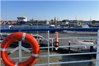 Von Harlingen geht es mit der Fähre nach Terschelling. Die reguläre Fahrzeit lie...