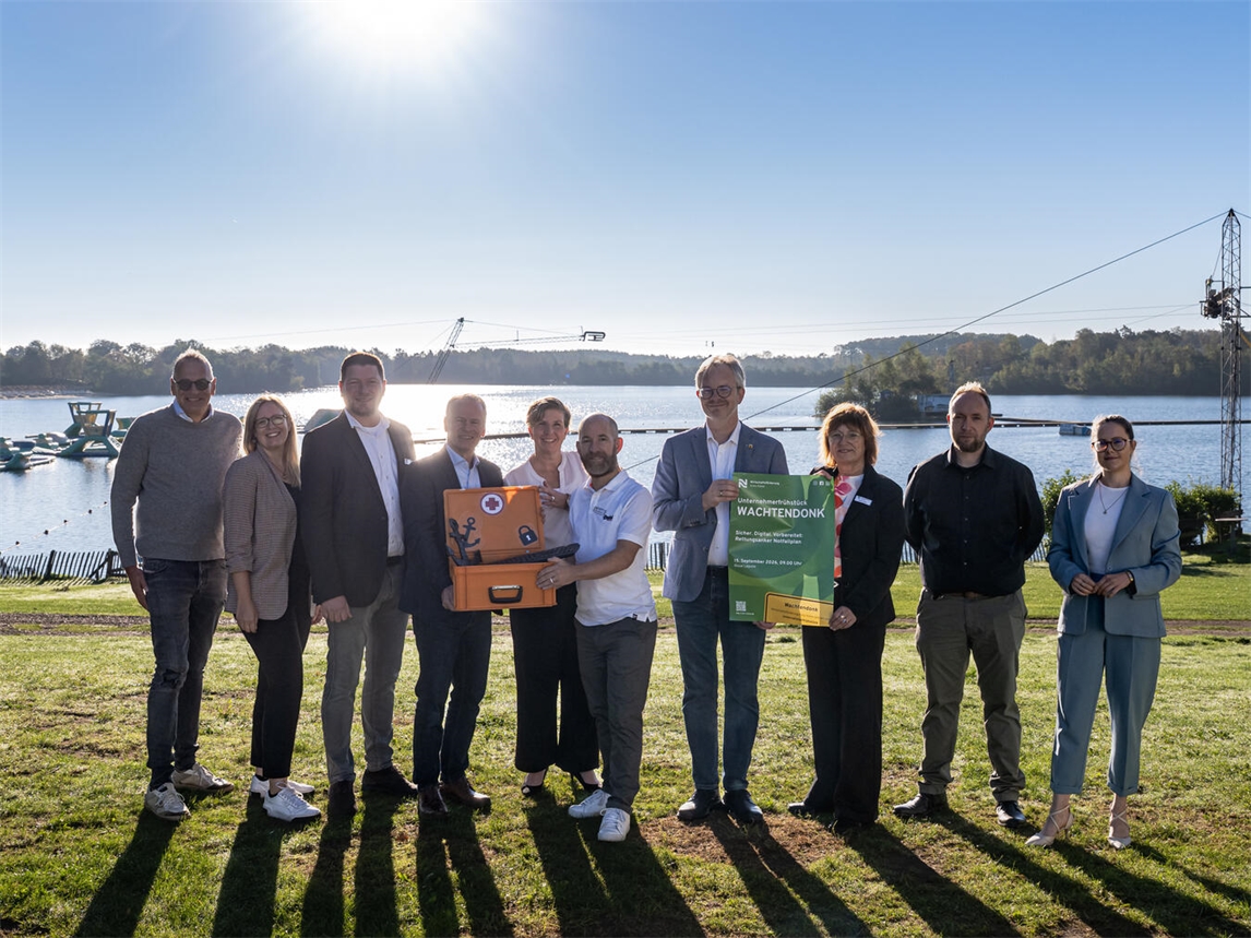 "Gruppenfoto von Experten bei einem Event zur Wirtschaftsförderung im Kreis Kleve, inklusive Vertretern von WFG und BSI."