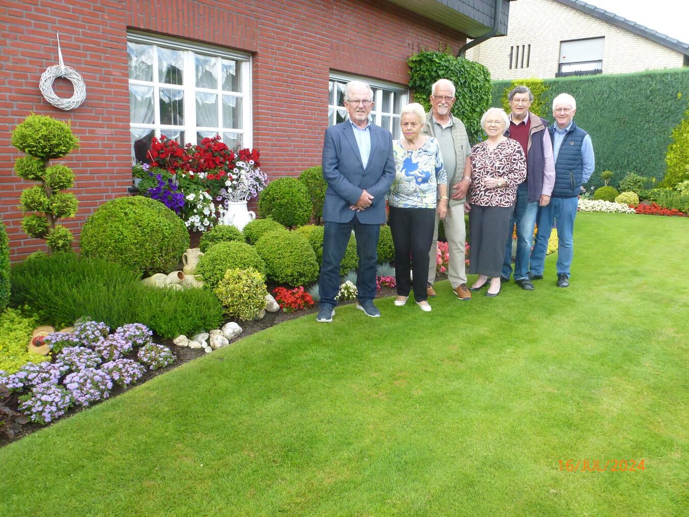 Erstplatzierte der Gartenwettbewerbe stehen fest Von links: Heinz Janssen (KV), Leni Leibold, Franz Hendricks (KV), Hannelore Erkens (Heimatverein Reichswalde), Josef Jörissen (KV), Bernhard Lohmann (KV). Foto: privat