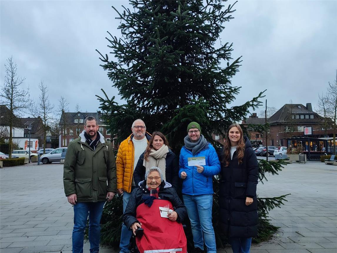 Von links hinten: Tobias Beermann, Rainer Jovic, Sarah Gorthmanns, Kai Ingenbleek (Vorsitzender des Weezer Werberings) und Kiara Koch (Mitarbeiter der Gemeinde Weeze im Büro für Kultur und Tourismus). Vorne: Mia Tewissen. Auf dem Bild fehlt Bediha Tagab.Foto: privat
