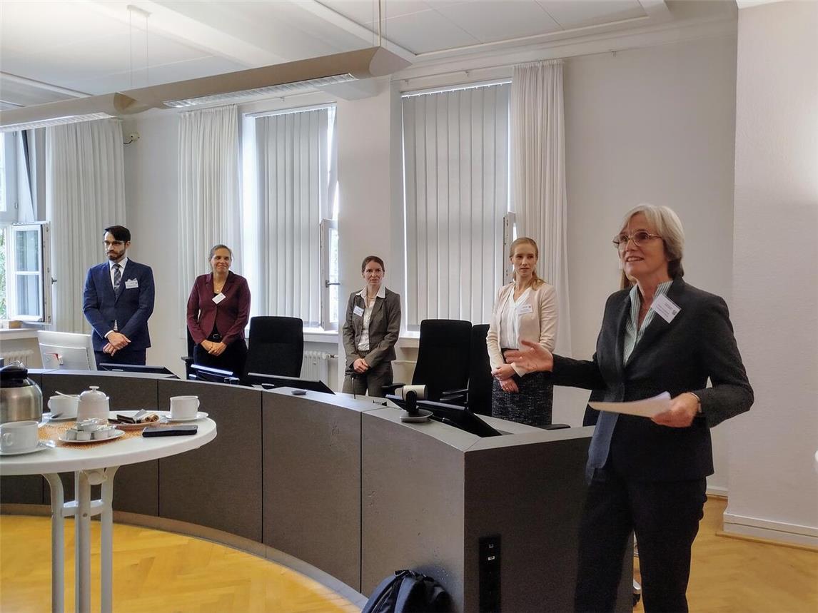 Von links: Richter Jan-Christian Bohnes, Richterin Miriam van Aken, Richterin am Amtsgericht Nadine Staczan, Richterin am Landgericht Lisa van Endern, Präsidentin des Landgerichts Katrin Jungclaus. Foto: Justizbehörde