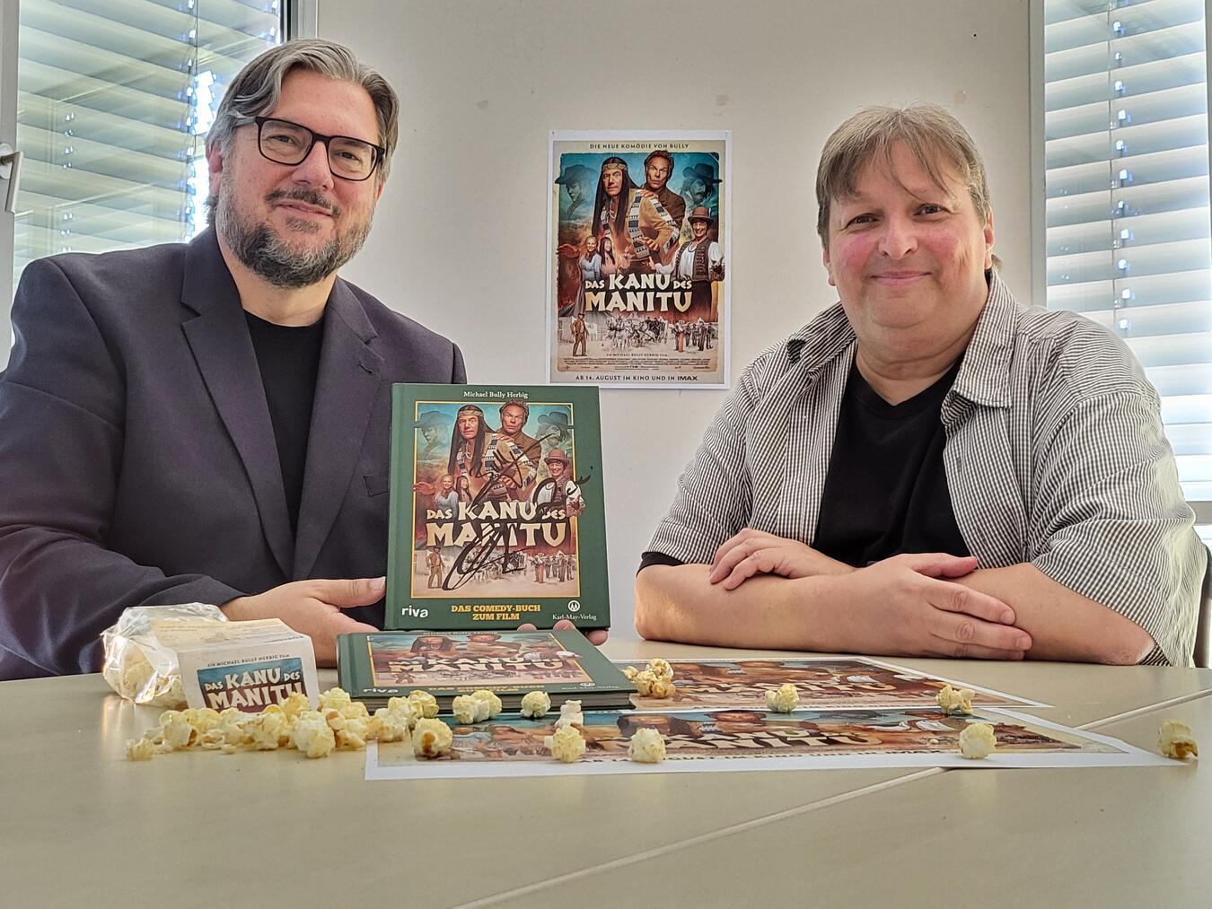 Von Rees in die große weite (Kino)Welt: Michael Scholten (l.) und Dirk Kleinwegen haben das Comedy-Buch zum Film „Das Kanu des Manitu“ gestaltet. NN-Foto: MB