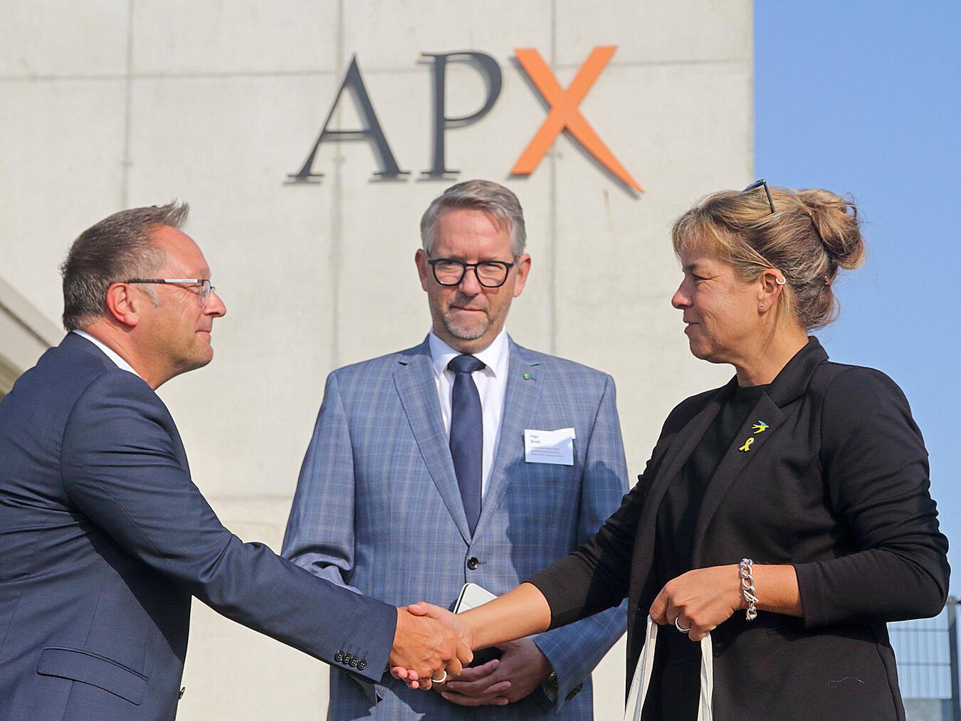 Von Xantens Bürgermeister Thomas Görtz gab es unter anderem ein Xanten-Handtuch und Fairtrade-Produkte. NN-Fotos: Theo Leie