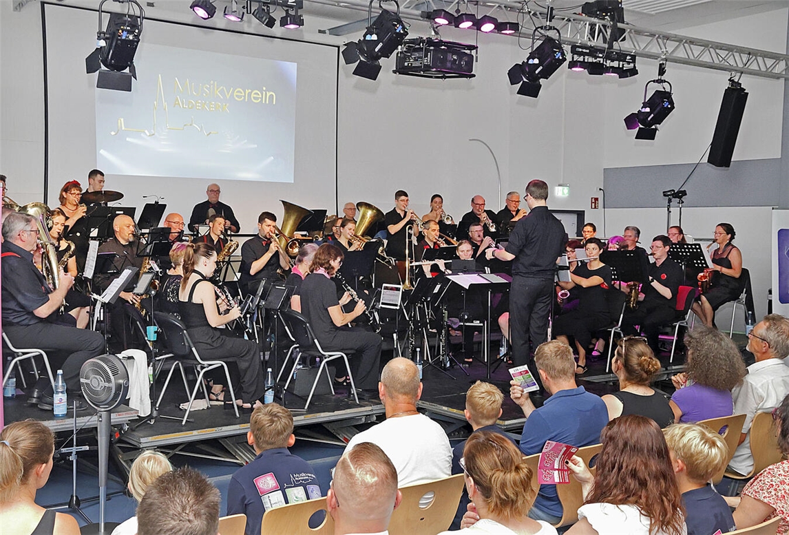 "Musikverein Aldekerk Jubiläumskonzert vor ausverkauftem Haus, NN-Foto von Theo Leie"