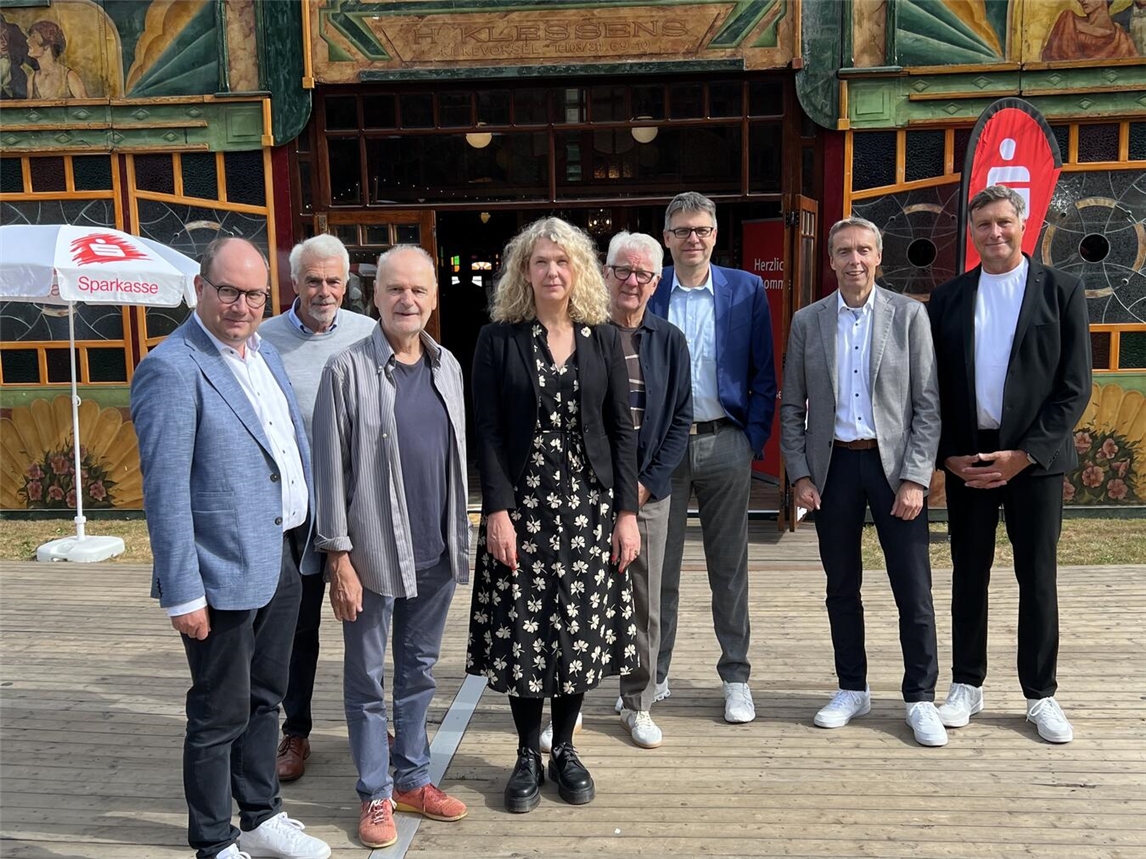 Vor dem Cinque-Spiegelzelt (v.l.): Andreas Meder (Sparkasse), Edmund Verbeet, Bruno Schmitz (Cinque), Dr. Antje-Britt Mählmann, Marcel Reif, Professor Dr. Oliver Locker-Grütjen, Wilfried Röth (Sparkasse), Martin Klapheck. Foto Sparkasse Rhein-Maas