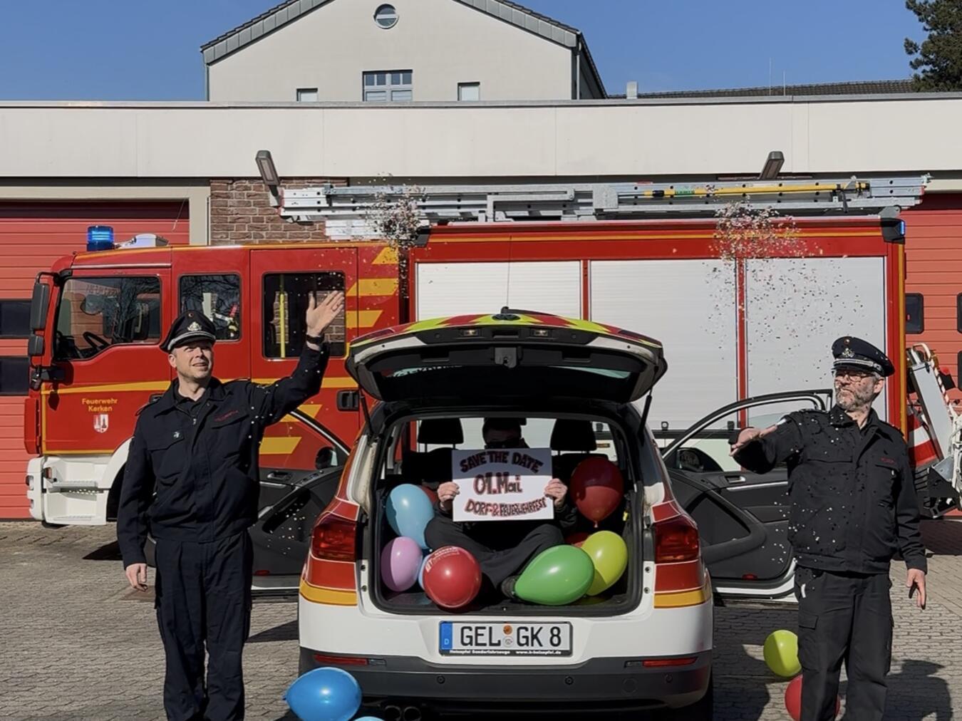 Vor dem Feuerwehrhaus in Aldekerk starten schon die festlichen Vorbereitungen. Foto: Privat