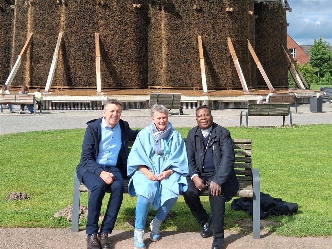 Dr. Rüdiger Kerner, Dr. Elke Kleuren-Schryvers und Bischof Roger Anoumou vor Gradierwerk, APH-Vorstandspause.