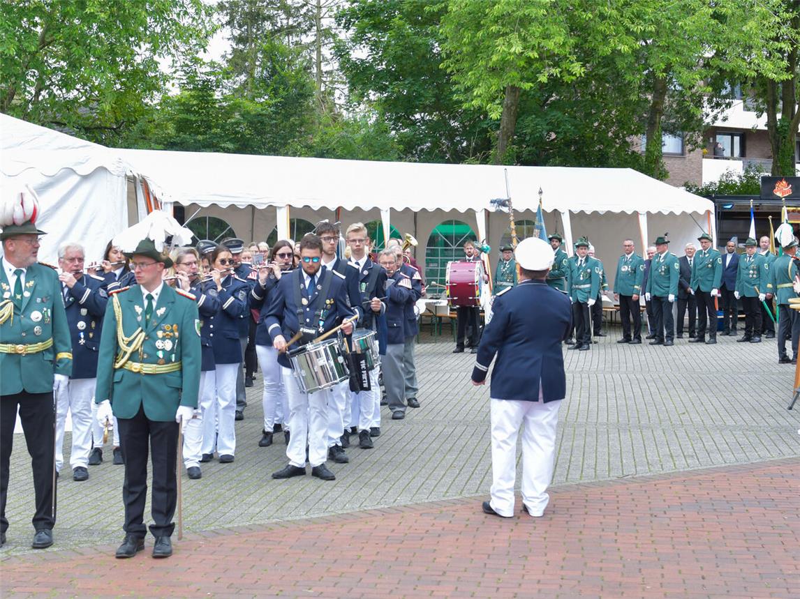 Vor dem Königschießen traten die Schützen zur Parade an. NN-Fotos: Gerhard Seybert