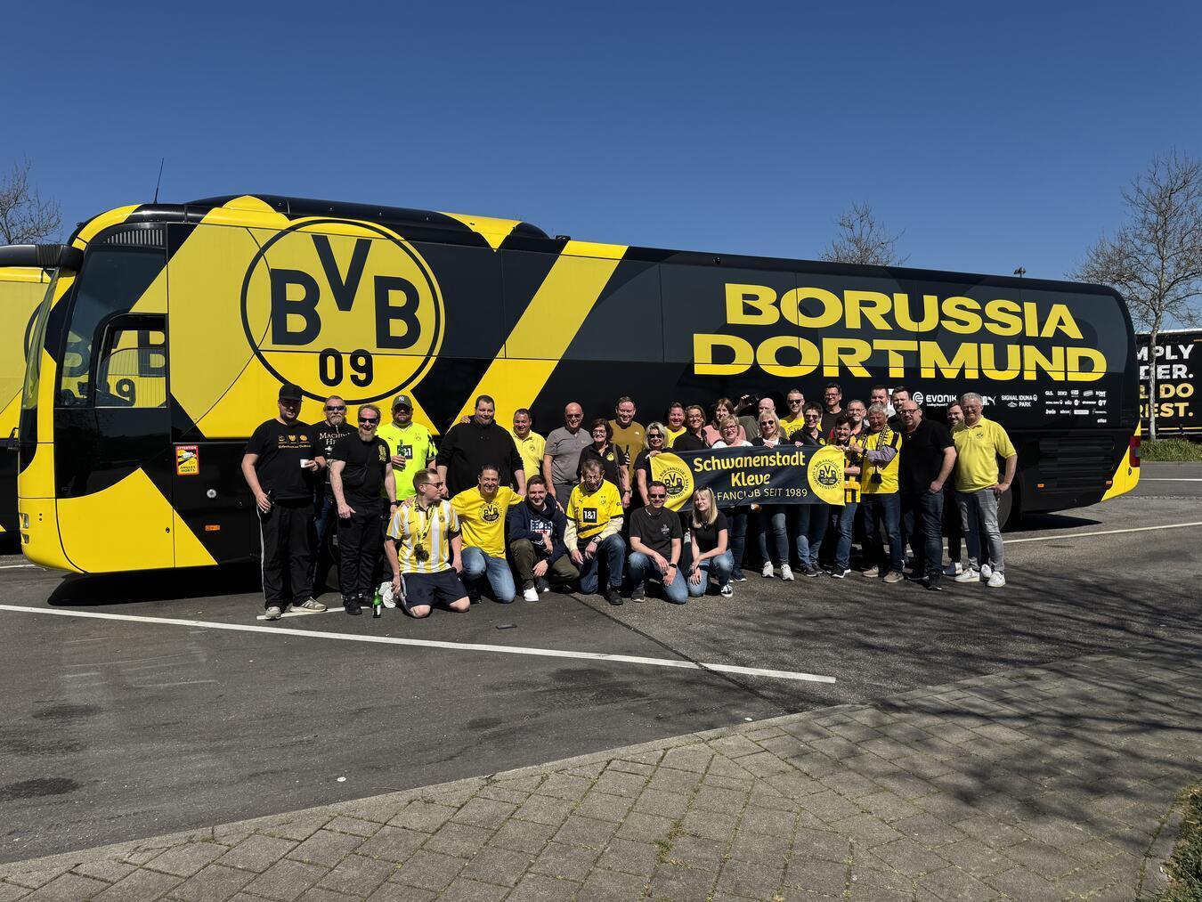 Vor dem Mannschaftsbus des BVB stellte sich einige Mitglieder des Klever Fanclubs am Stadion für ein Foto auf. Foto: C. van Heesch/Fanclub