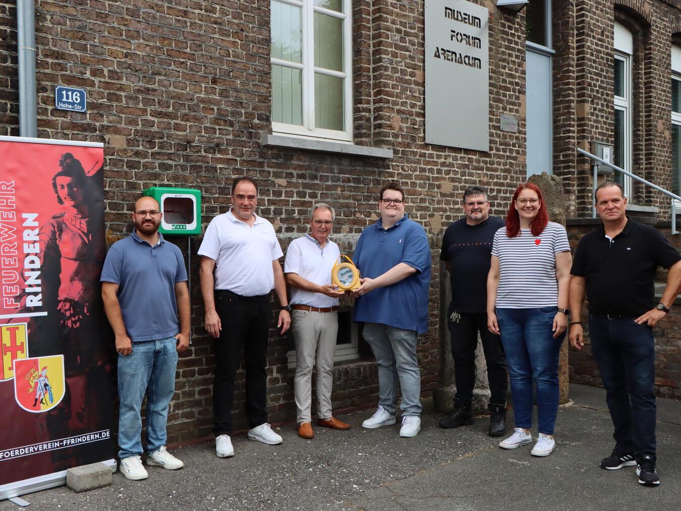Vor dem Museum wurde den Vorstandsmitgliedern des Fördervereins der Defibrillator übergeben (v.l.): Jan Gietemann, Holger Joosten, Josef Gietemann, Kevin und Peter Winands, Jaqueline und Frank Kunders. Foto: privat