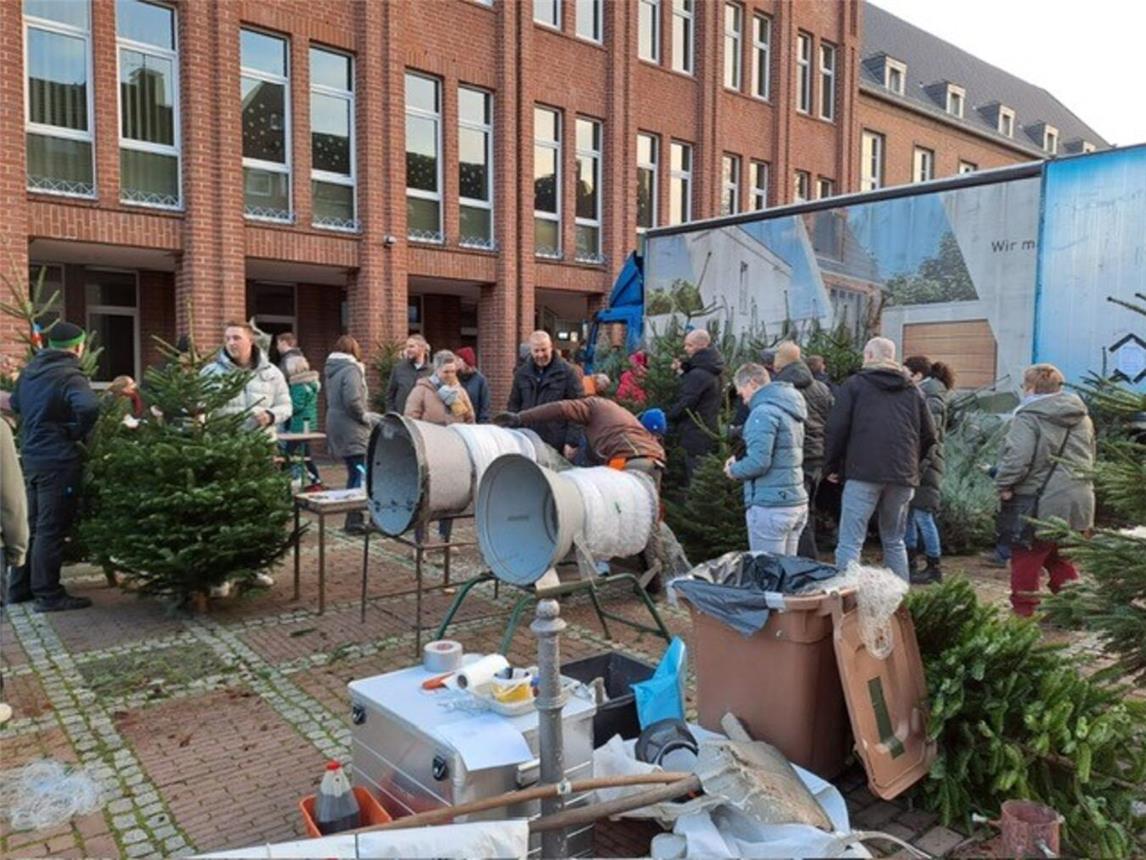 Vor dem Rathaus in Rees werden Tannenbäume für den guten Zweck – die „Aktion Deutschland hilft“ – verkauft. Foto: privat