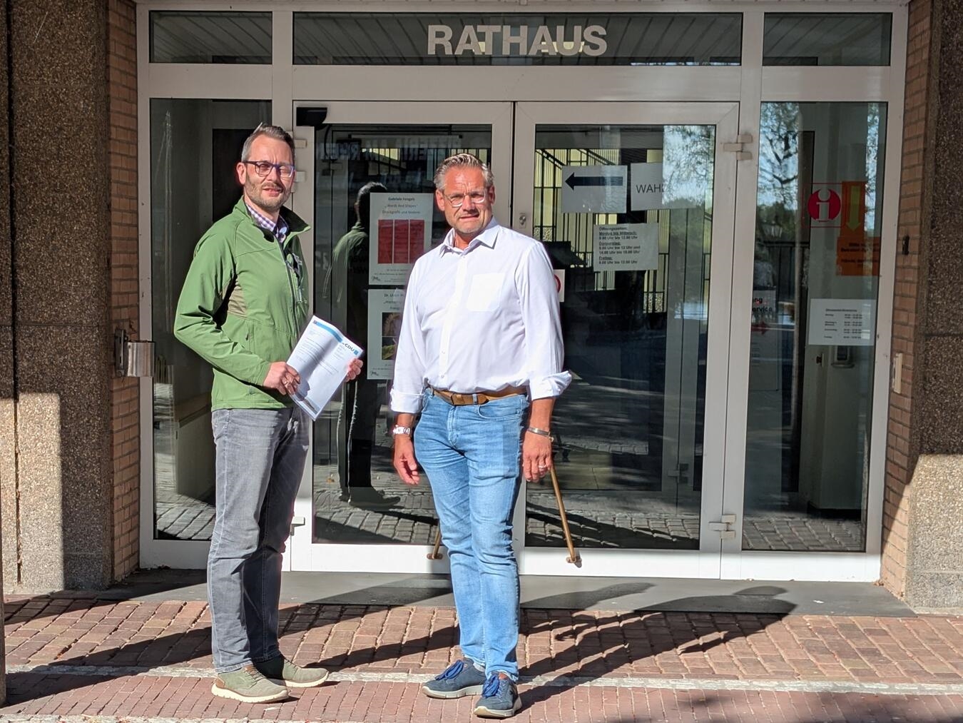 CDU Rees übergibt Bürgerliste an Bürgermeister Hense Vor dem Rathaus: Michael Arts-Meulenkamp und Marcel Becker mit der Bürgerliste. Foto: privat