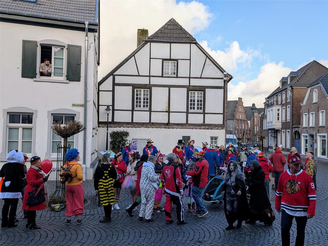 Vor dem Rathaus versammelten sich die Feierfreudigen am Altweibertag um 11.11 Uhr. Foto: Gemeinde Wachtendonk