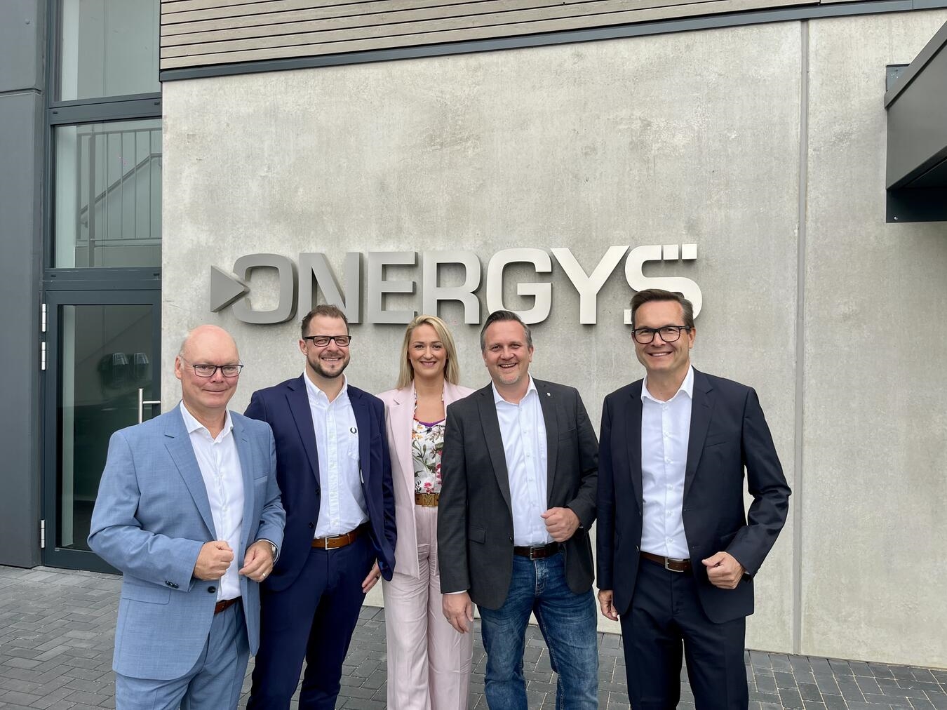 "Onergs-Führungsteam mit Bürgermeister Sven Kaiser beim Rundgang durch das neue Firmengebäude in Geldern"
