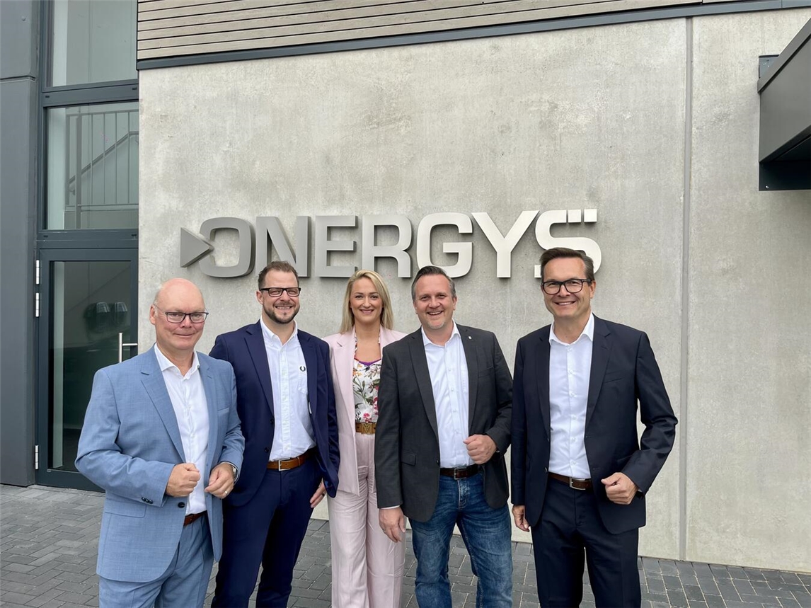 "Onergs-Führungsteam mit Bürgermeister Sven Kaiser beim Rundgang durch das neue Firmengebäude in Geldern"