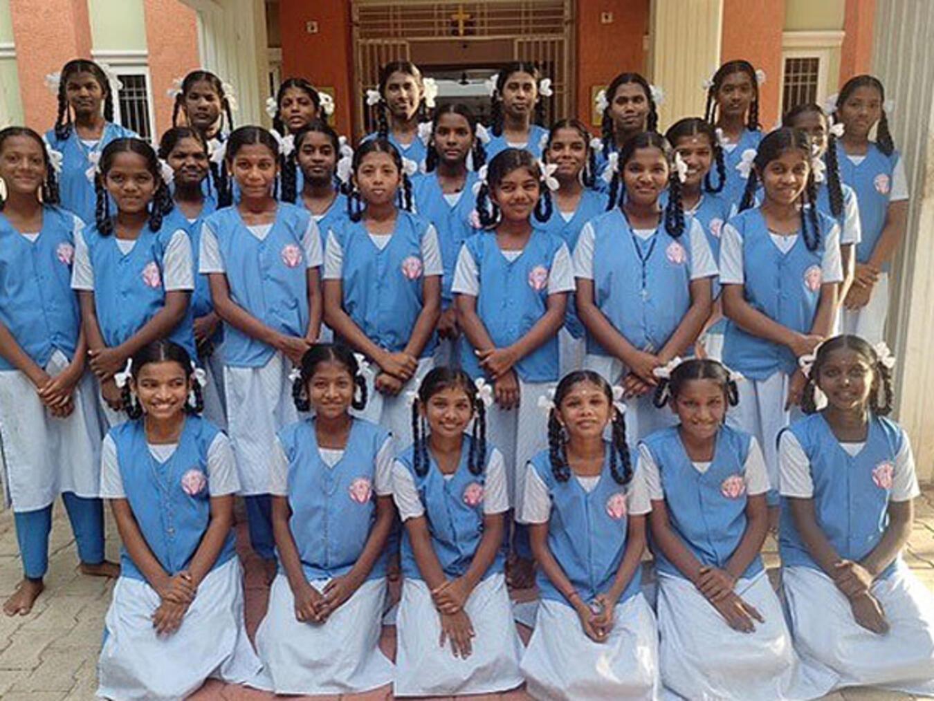 Vor dem Schulstart präsentierten sich die Mädchen, die aktuell im Kinderhaus leben, dem Fotografen.Fotos: privat