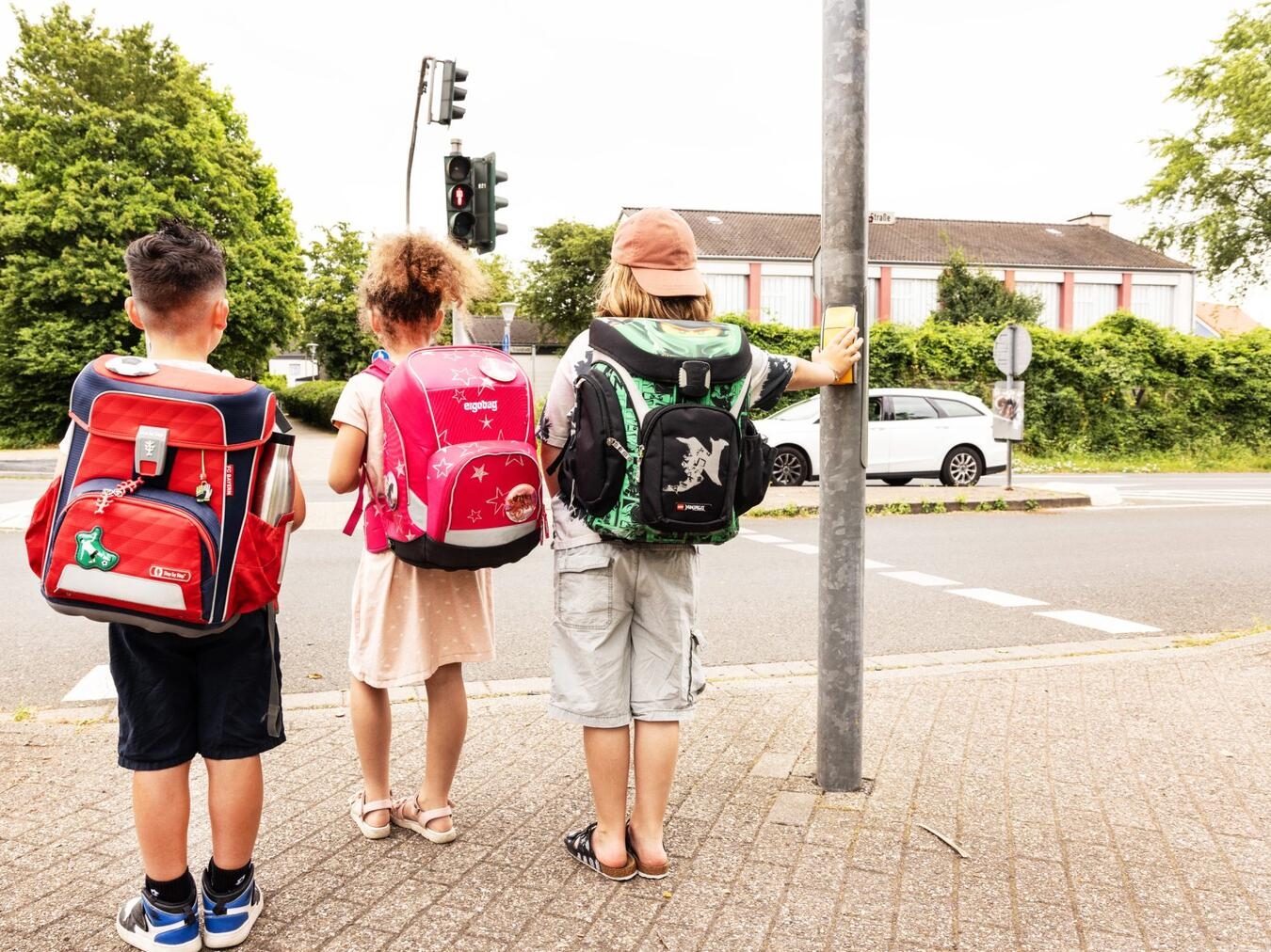 "Kind übt Schulweg mit Eltern, Schulwegtraining, sicher zur Schule, Vorbereitung neuer Lebensabschnitt"