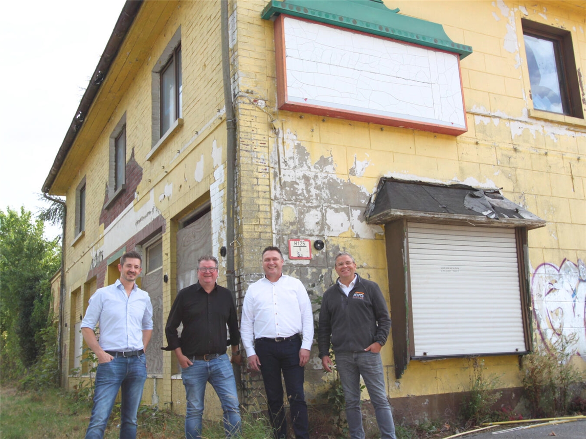 Vor der betroffenen Immobilie: (v.l.n.r.): Bauamtsleiter Michael Metten, Bürgermeister Georg Koenen, Ramon Janssen und Sven Kleuskens. Foto: Gemeinde Weeze