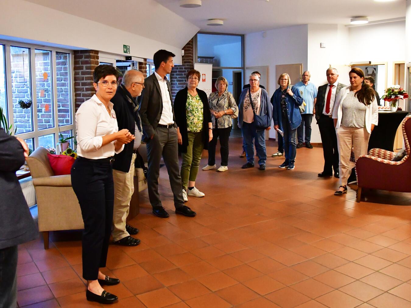 Vor der Delegiertenversammlung wurden die Räumlichkeiten der Caritas-Tagespflege St. Vinzenz in Emmerich besichtigt. Foto: Caritas