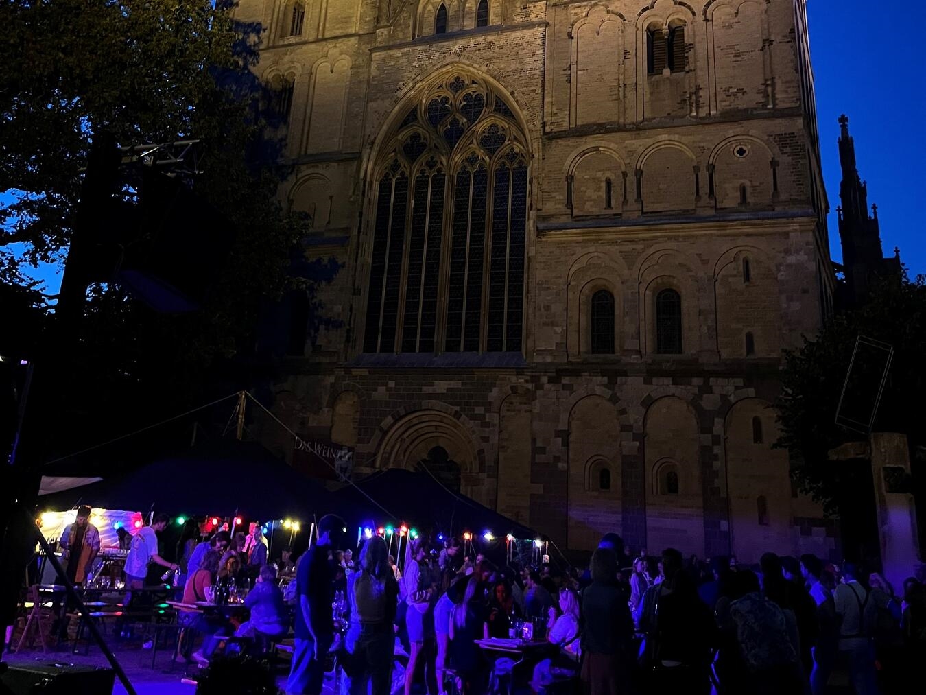 Vor der imposanten Kulisse des Domes entfaltet das Weinzelt vor allem abends seine ganz besondere Atmosphäre. Foto: DPSG Xanten