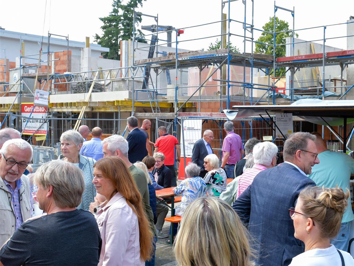 Vor der Kulisse des entstehenden Neubaus am Großen Wall 53 hat die EBG mit zahlreichen Gästen ihr 125-jähriges Bestehen gefeiert. NN-Fotos (3): Gerhard Seybert
