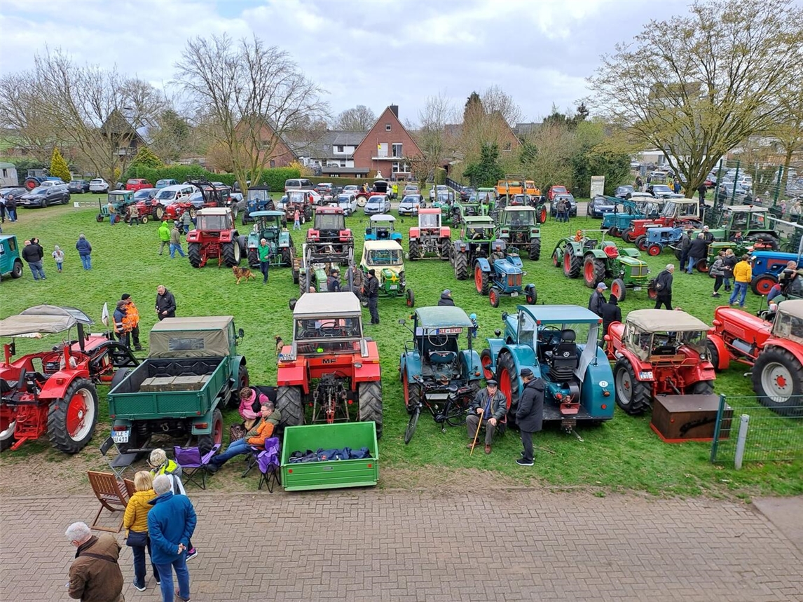 Vor der Schützenhalle in Haffen treffen sich die Oldtimer-Trecker-Freunde, innen präsentieren Hobbykünstler ihre Waren. Foto: privat
