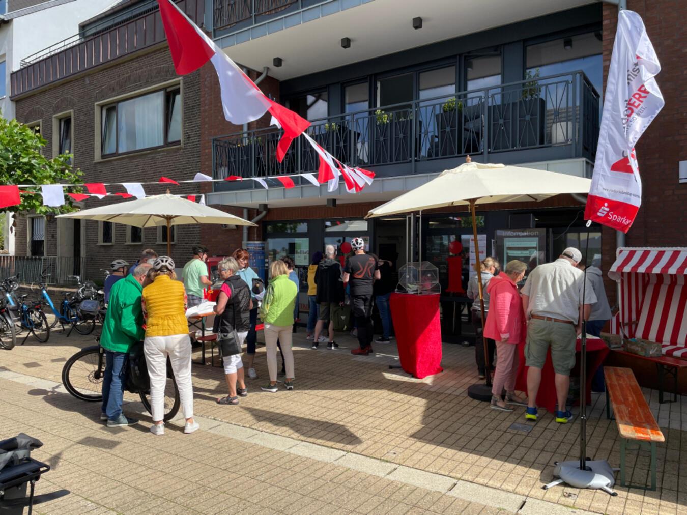 Vor der Tourist Informationen in Emmerich starteten die Teilnehmer zum Raderlebnistag. Foto: privat