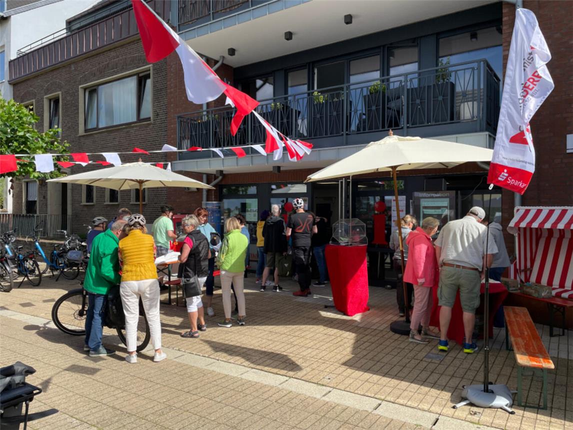 Vor der Tourist Informationen in Emmerich starteten die Teilnehmer zum Raderlebnistag. Foto: privat