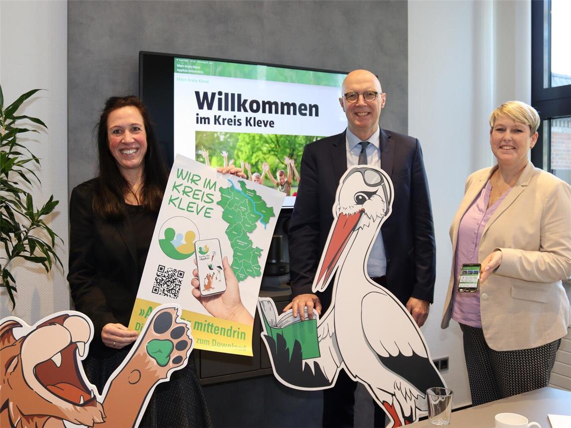Vor einem Jahr warben Landrat Christoph Gerwers, die zuständige Fachbereichsleiterin Andrea Schwan (r.) und Sachbearbeiterin Stefanie Hebben für die neue Familienapp. Seitdem gab es rund 5.000 Downloads. Foto: © Kreis Kleve