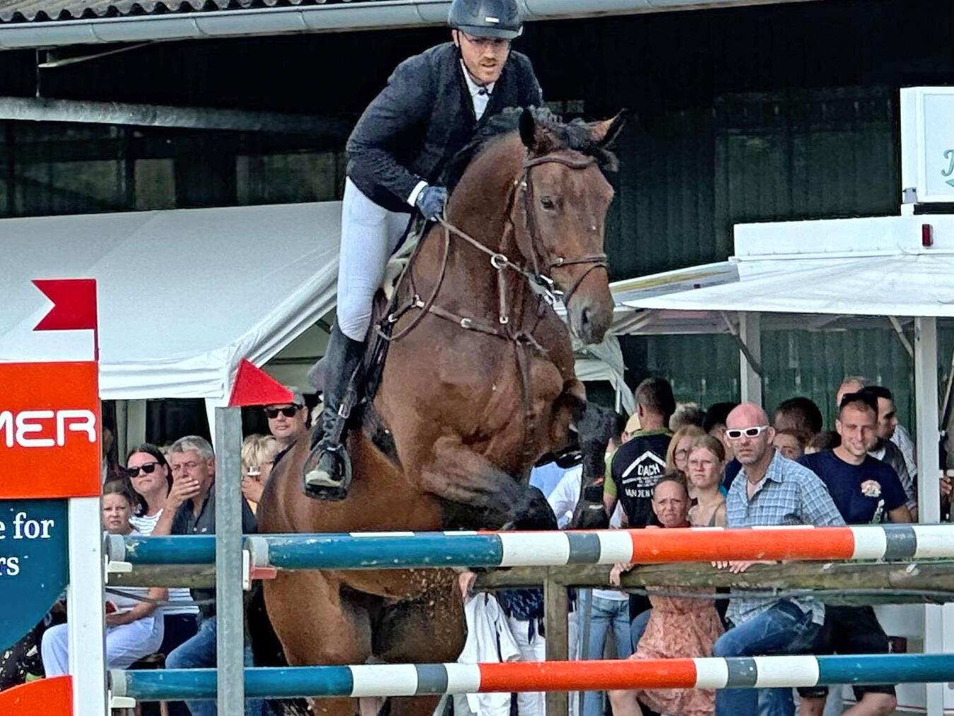 Vor heimischer Kulisse und mit einem perfekten Ritt gewann Marc Cleven auf Cafe’s Dakota die Springpferdeprüfung der Klasse M*. Foto: privat