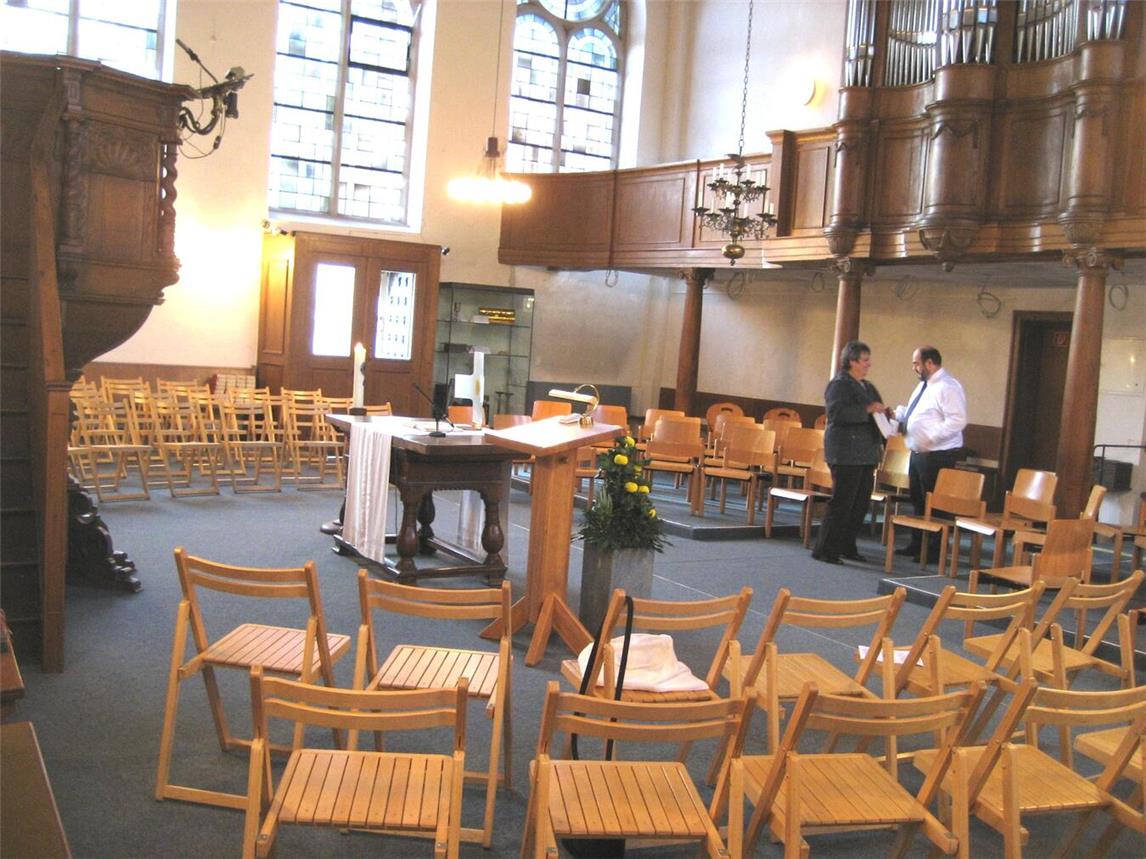 Vor mehreren Jahren kamen Stühle bereits provisorisch zum Einsatz in der Kirche. Foto: Kirchengemeinde Xanten-Mörmter