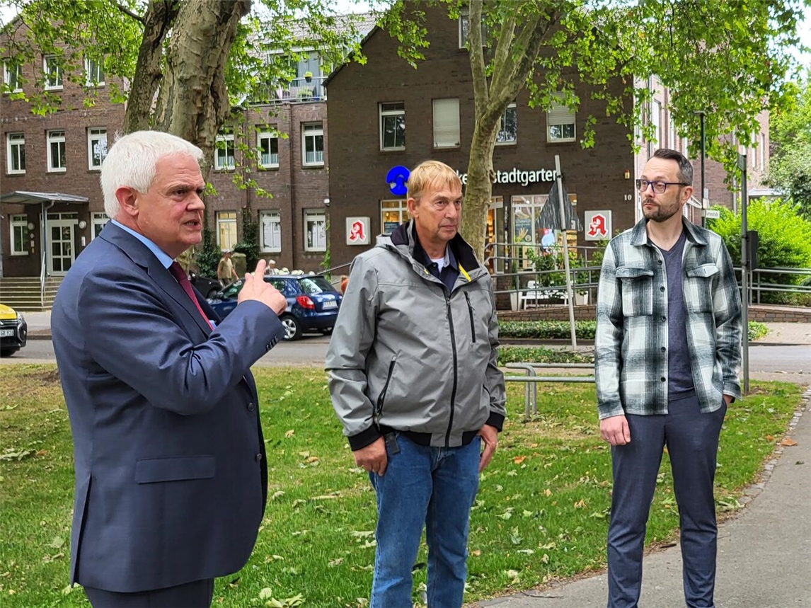 "Günther Bermann und Marcel Becker diskutieren im Reeser Stadtgarten mit CDU-Vertretern über Saatkrähen-Problematik."