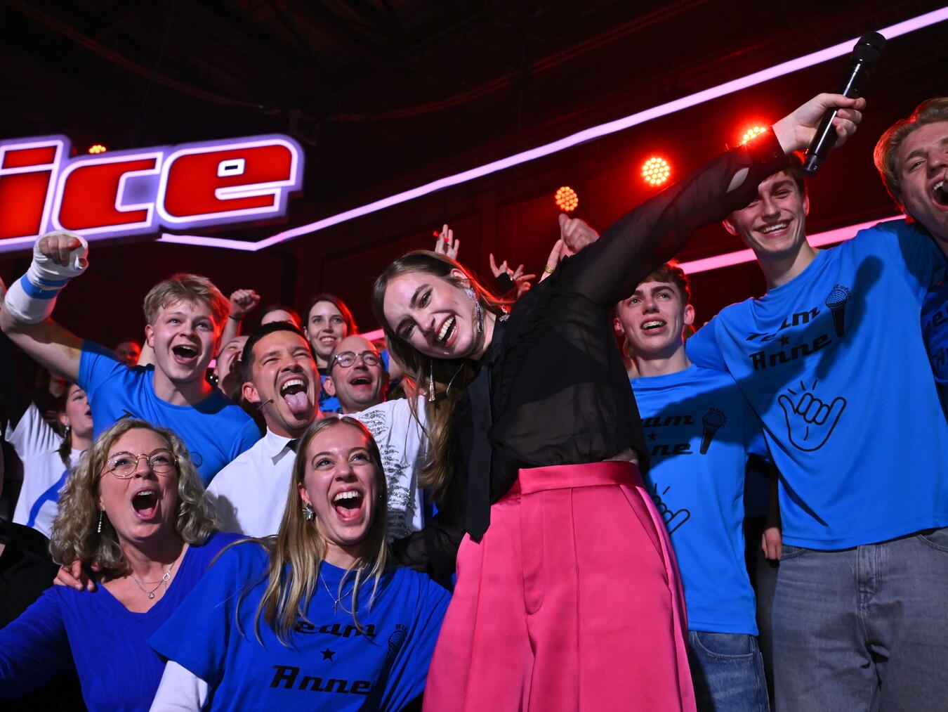 Vor Ort in Berlin erhielt Anne Mosters Unterstützung von Familie und Freunden. Foto: Joyn/Claudius Pflug