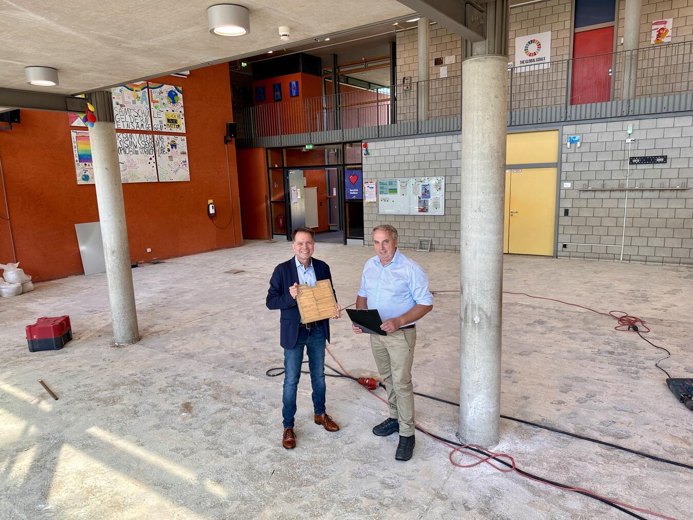 Vor-Ort-Termin an der Baustelle in der Gesamtschule: Thomas Mutz (Geschäftsführer der Gelderner Baugesellschaft) und Willi Raeth von der GBG informierten sich über den Stand der Arbeiten. In der Gesamtschule werden unter anderem auf einer Fläche von 400 Quadratmetern neue Fliesen verlegt.Foto: Stadt Geldern/Terhorst