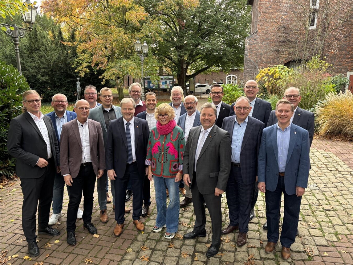 Vordere Reihe (v.l.): Dr. Dominik Pichler, Peter Hinze, Rainer Weber, Dr. Britta Schulz, Clemens Brüx, Sebastian Hense, Dirk Möcking; hintere Reihe (v.l.): Dirk Ketelaers, Georg Koenen, Stephan Reinders, Paul Hoene, Bernd Kuse, Ferdi Böhmer, Wolfgang Gebing, Sven Kaiser, Landrat Christoph Gerwers und Ulrich Knickrehm. Foto: privat