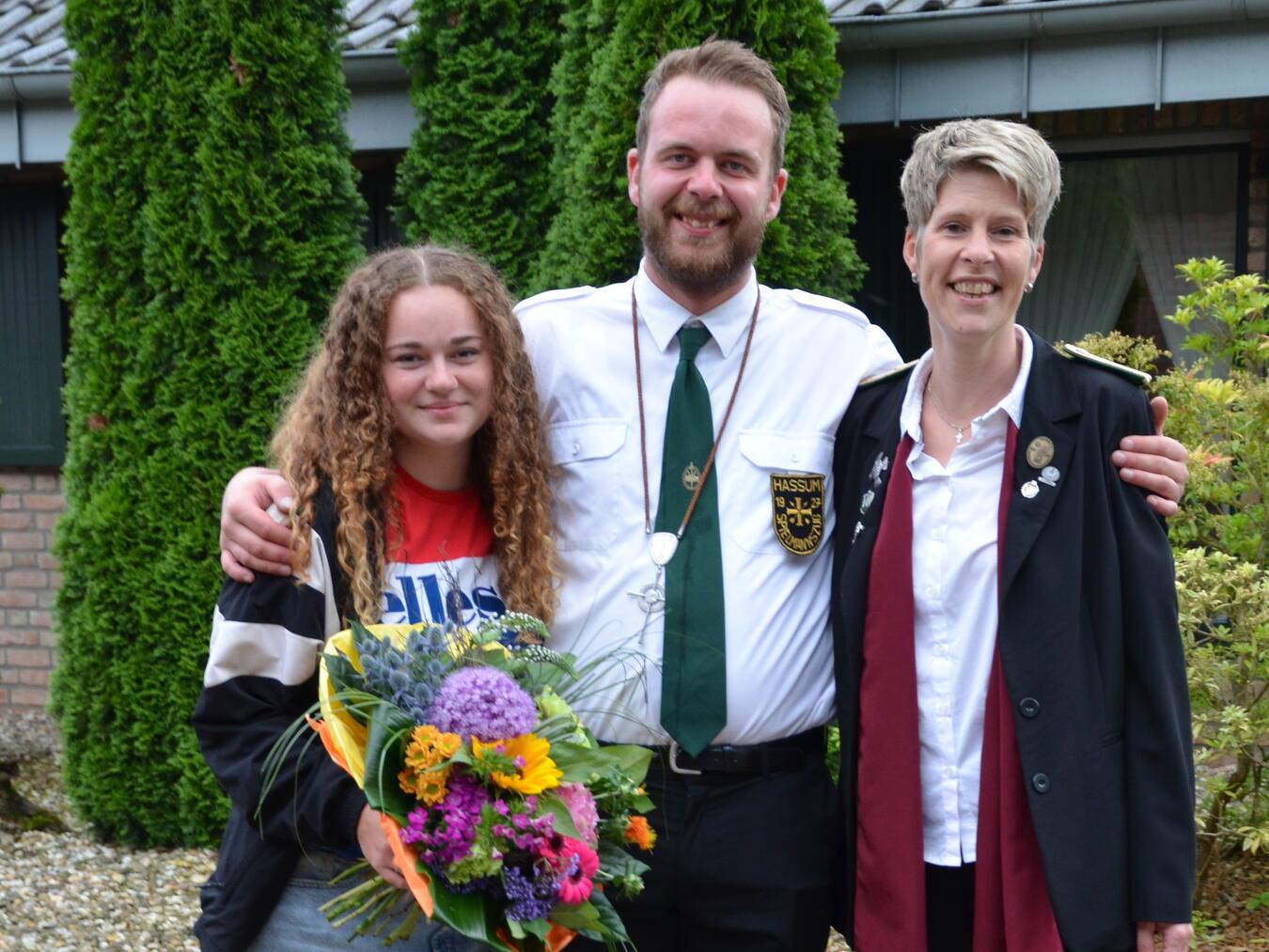 Vorfreude auf das Festwochenende im August (v. l.): Mia Kersten (Königin), Bastian Küppers (König) und Isabel Luyven (1. Brudermeisterin der St. Willibrordschützen Hassum). Foto: privat