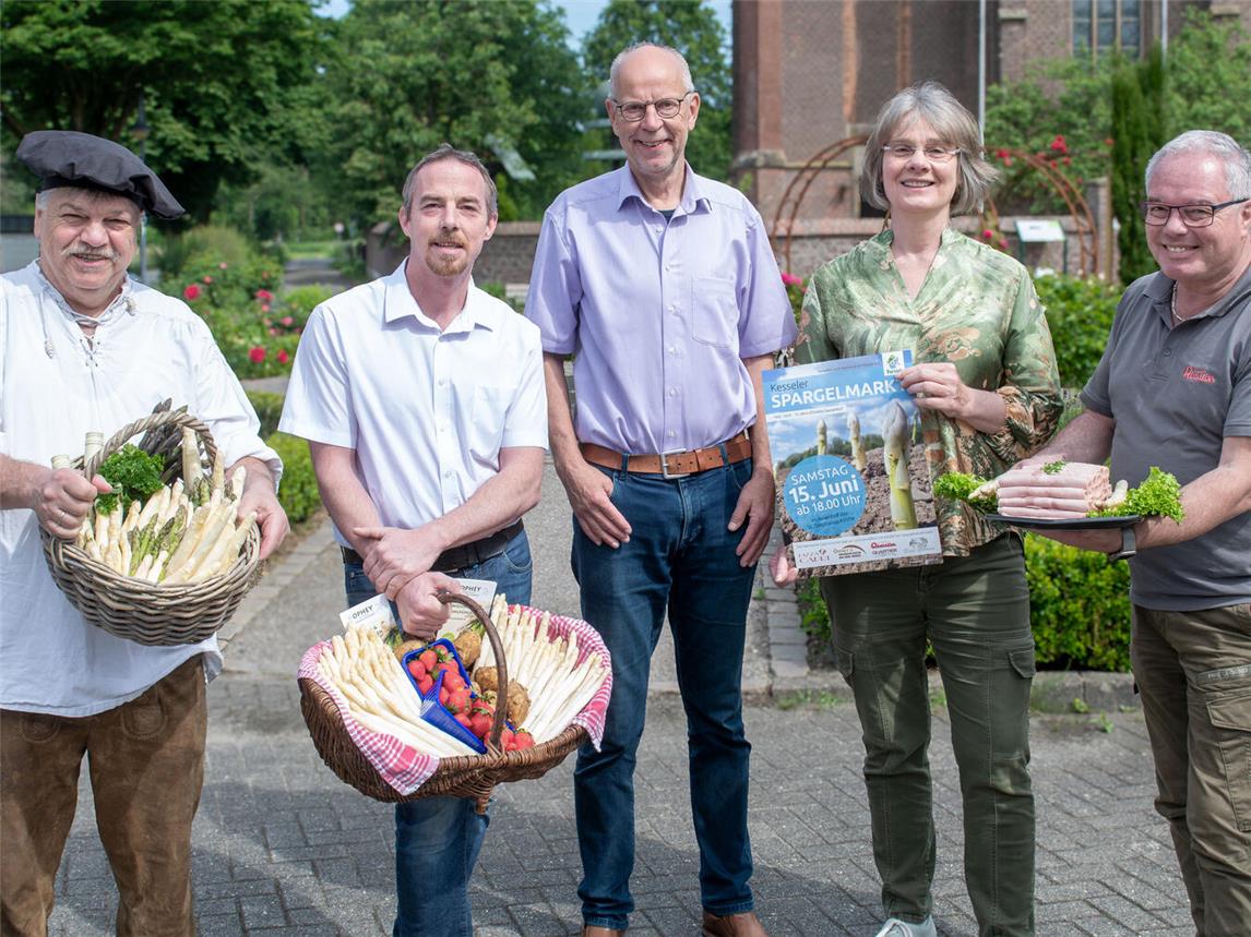Vorfreude auf den 21. Spargelmarkt in Kessel (v. l.) Harry Kaiser (für das Restaurant Ophey), Jens Barten (Restaurant „Zum Schwan“ Asperden), Bernd Thönnesen und Irmgard Kruse (beide Verkehrs- und Heimatverein Kessel ) sowie Lothar Quartier (Metzgerei Quartier). NN-Fotos: Gerhard Seybert