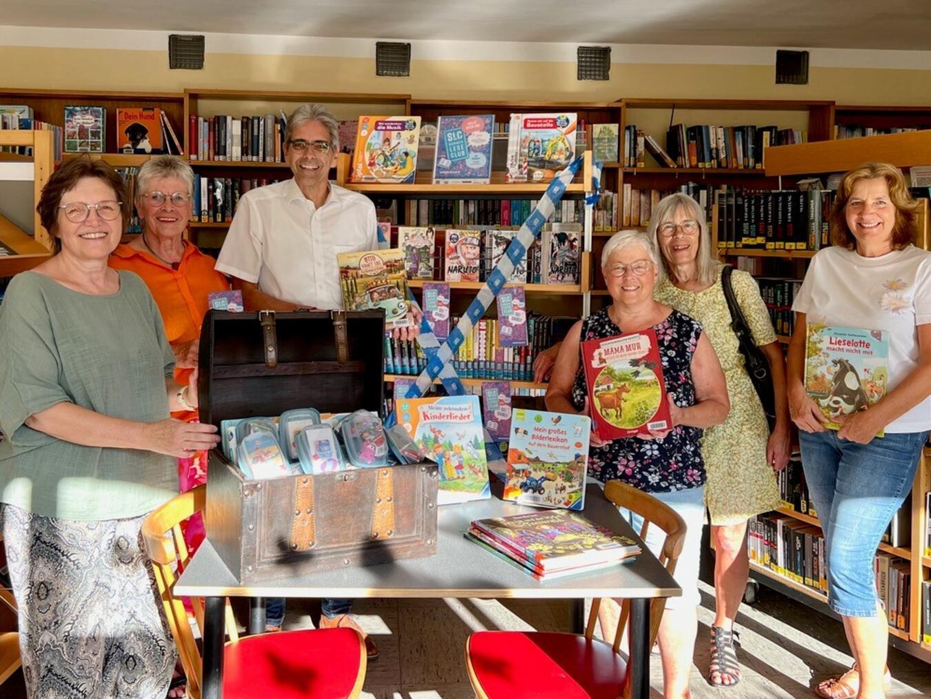 Vorfreude auf den Lesesommer (v. l.): Marion Ingenwerth, Ingrid Simons, Burkhard Simons ( Volksbank an der Niers), Gabi Jansen, Lydia Schaap und Martina Hafner. Foto: privat