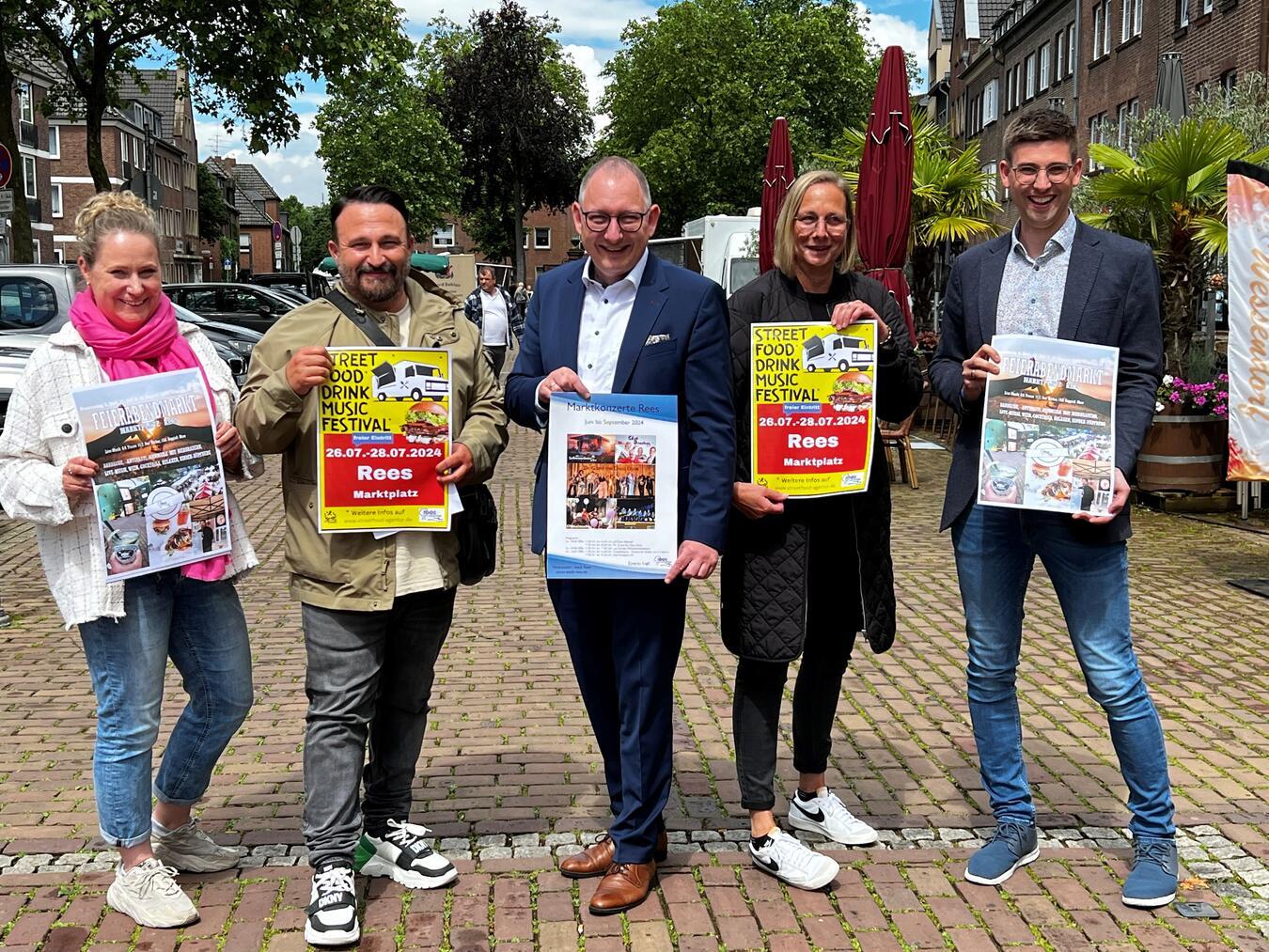 Vorfreude auf den „Sommer auf dem Reeser Marktplatz: (v. l.) Annette Kook (Stadtmarketing), Veranstalter Engin Ulupinar, Bürgermeister Sebastian Hense, Claudia Börgers (Tourimus/Kultur) und Pressesprecher Jörn Franken.Foto: Stadt Rees