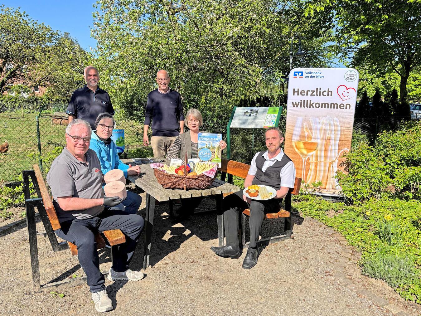 Vorfreude auf den Spargelmarkt (v.l.): Gastronom Lothar Quartier, Karola Heesen (VHV-Vorstand), Karl-Heinz Wagner (VHV), Bernd Thönnesen(VHV-Vorstand), Irmgard Kruse (VHV-Geschäftsführerin) und Gastronom Jens Barten. NN-Foto: CDS