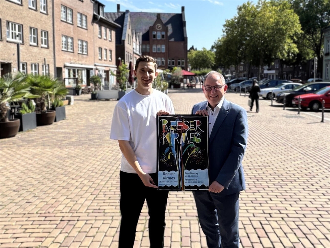 "Bürgermeister Sebastian Hense freut sich auf die Reeser Kirmes, lächelnd vor einem bunten Kirmeshintergrund."