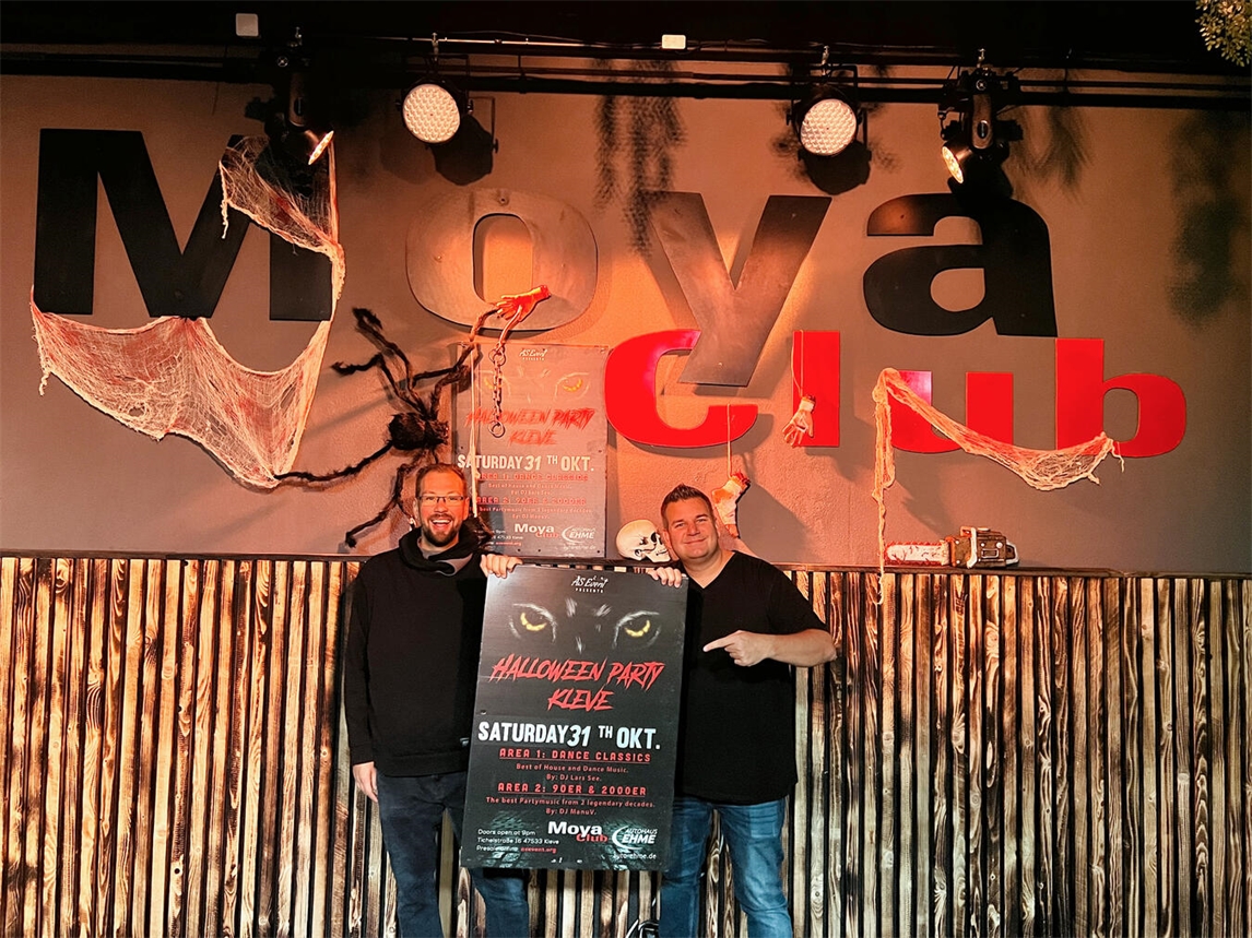 "Alexander Claaßen und Sven Heijmink im Halloween-dekorierten Moya Club Kleve, AS Event, Vorfreude auf Halloween"