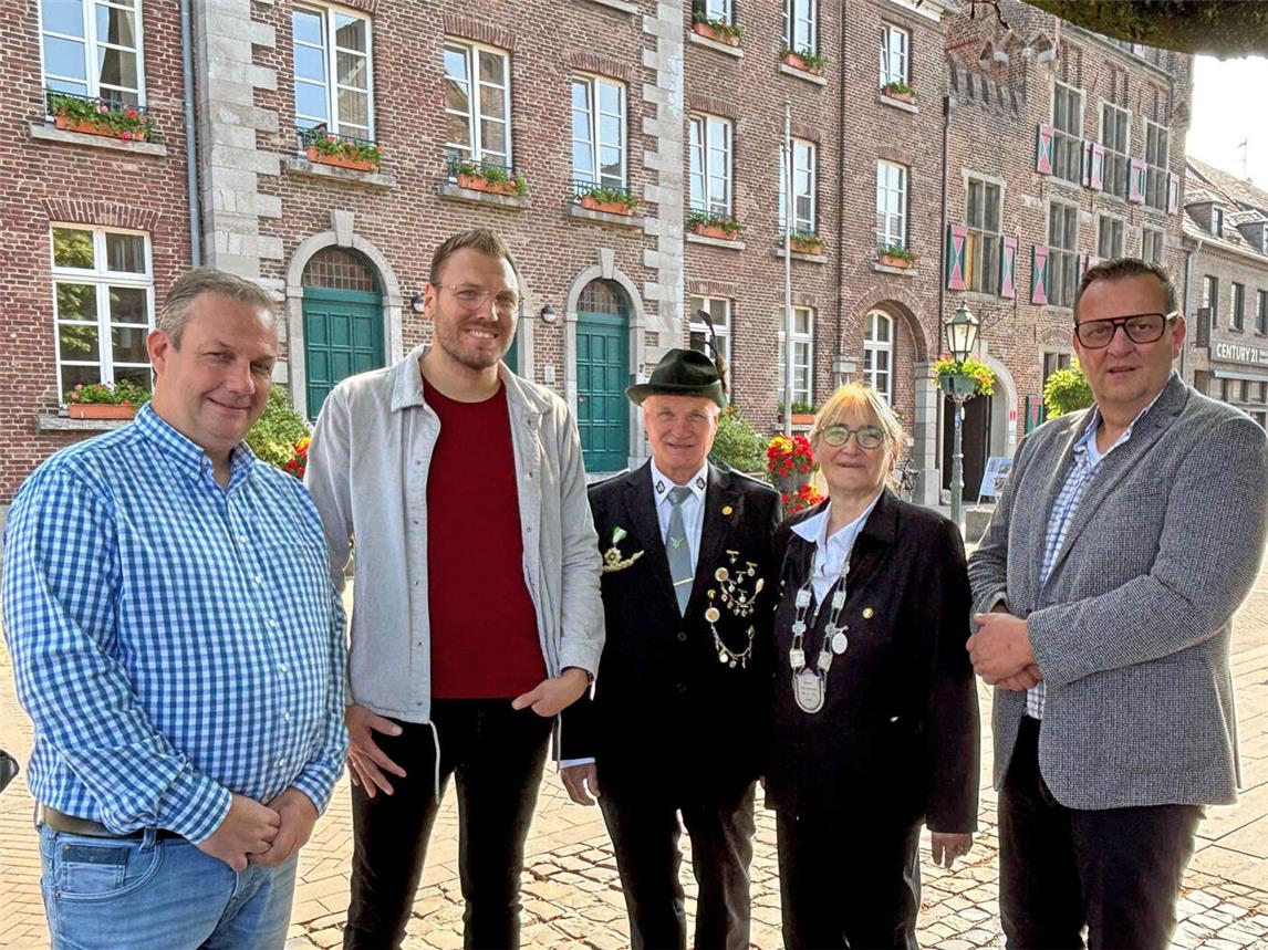 Vorfreude auf vier schöne Kirmestage (v.l.): Mark Eul (Schaustellerverband Kleve-Geldern), Michael Sibben (Ordnungsamt der Stadt Goch/Marktmeister), Manfred Hauk und Petra Zanelli (beide Schützenverein Tell) sowie Dirk Janßen (Vorsitzender des Schausteller-Verbandes Kleve-Geldern). NN-Foto: CDS