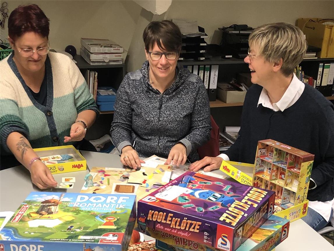 Vorlesepatin Eva Joris (Mi.) freut sich mit den Büchereimitarbeiterinnen Verena Giesen (li.) und Claudia Breuer (re.) darauf, die neuen Spiele vorstellen zu können. Foto: Stadt Rees