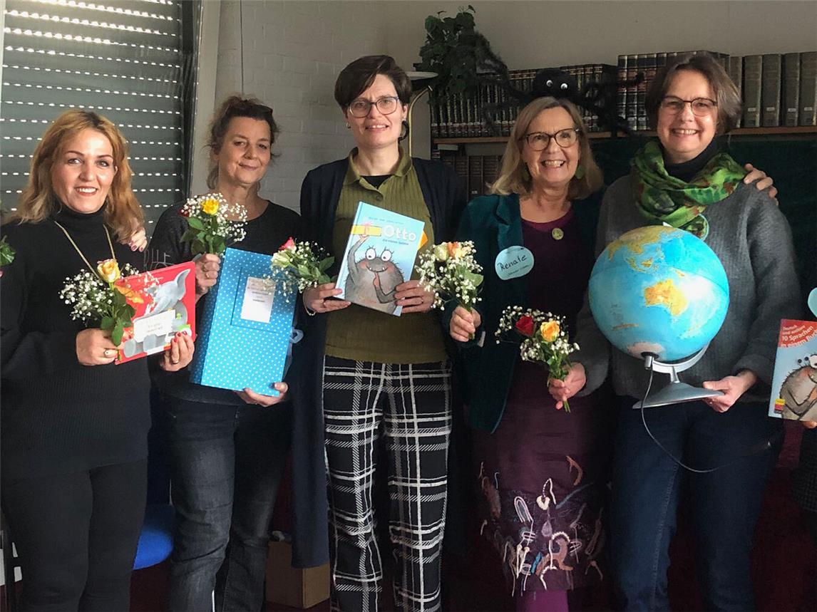 Vorleserinnen und Organisatorinnen freuen sich über den Erfolg der Veranstaltung (v.r.): Fatma Schneiders, Monika Riße, Renate Schmitz-Gebel, Liesbeth Walter-Rombaut, Michaela Koprek, Saide Samanipour und Julia Maximova. Foto: Stadt Goch