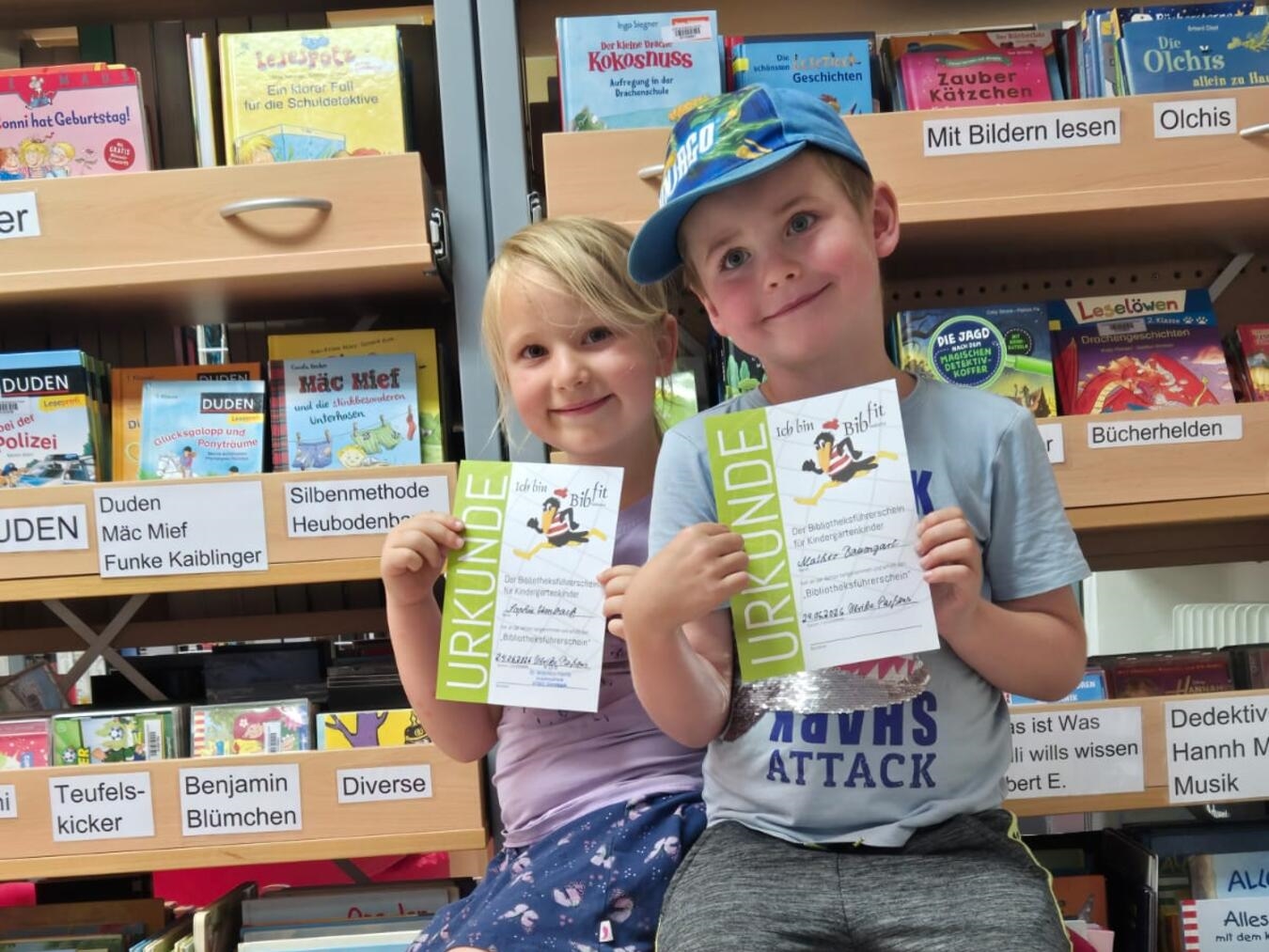 Vorschulkinder mit Büchereiführerschein-Urkunden lächeln stolz. Foto: KÖB St. Antonius Hamb.